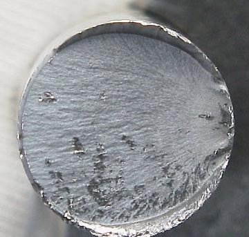 通过对断裂面的宏观观察，估计断裂机构。